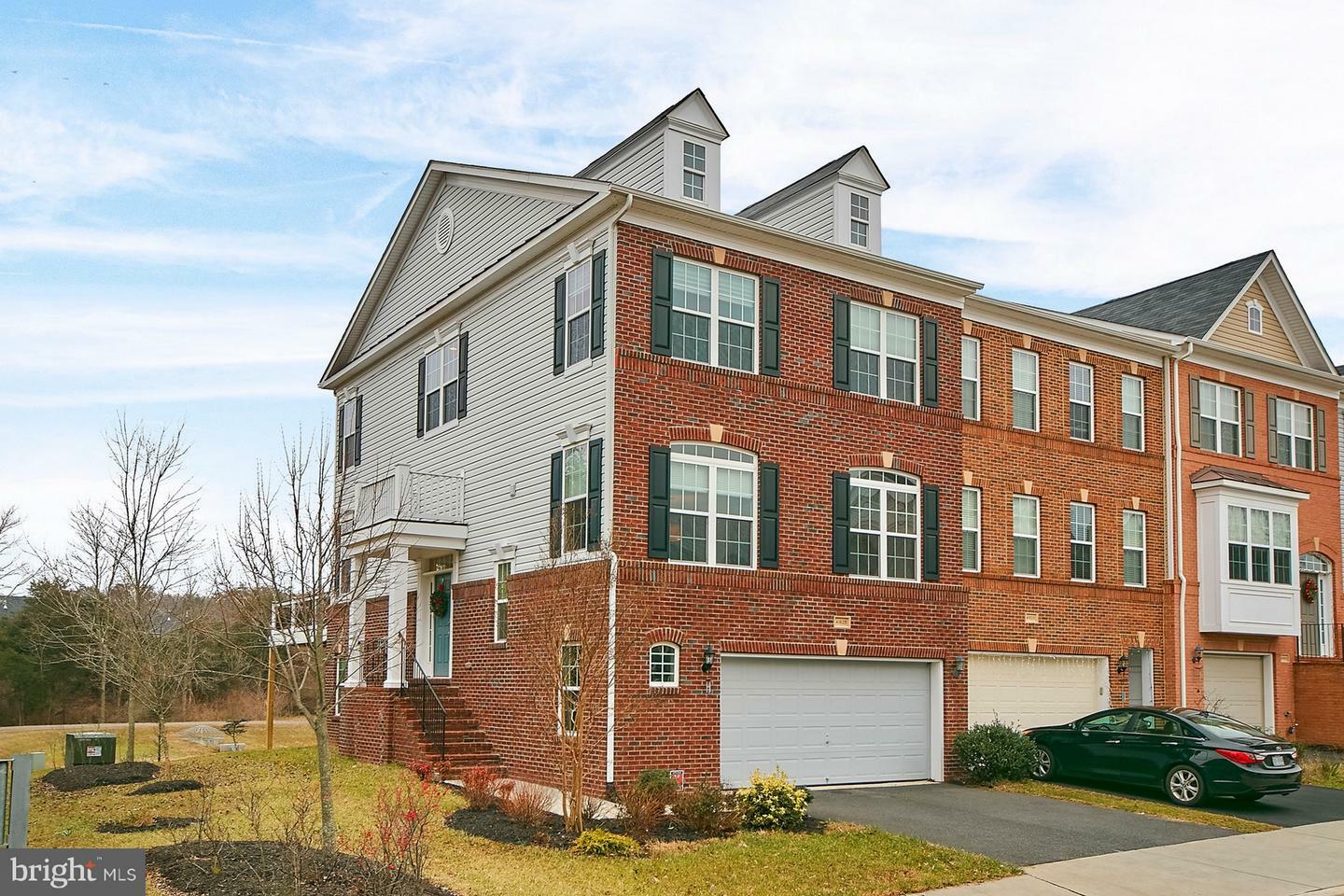 Property Photo: 41625 Broxbourne Terrace VA 20105