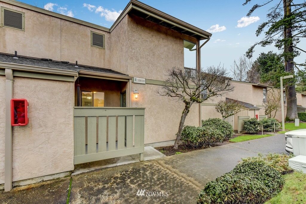 Property Photo: 10010 NE 138th Place R1 WA 98034