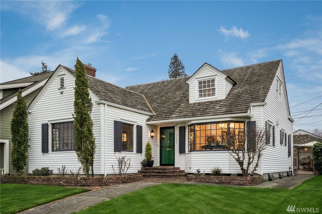 Property Photo: 723 Grand Ave WA 98201