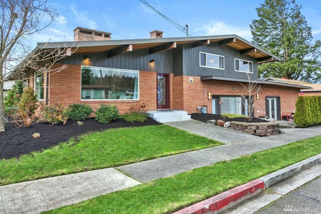 Property Photo:  201 5th St  WA 98294 