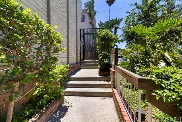 Property Photo:  11652 Chenault Street 14  CA 90049 