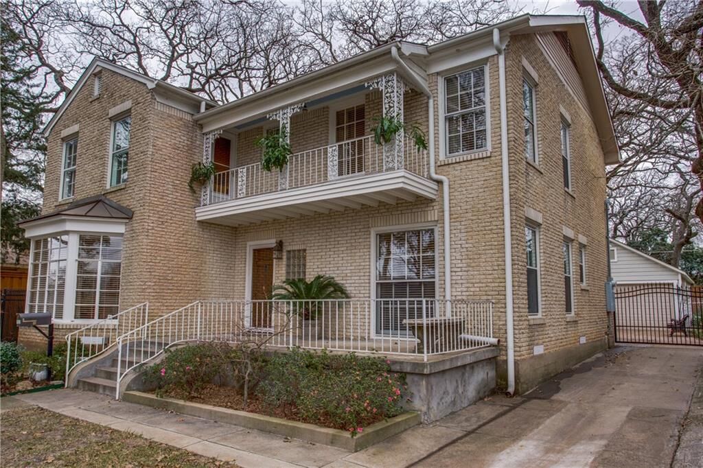 Property Photo: 1523 Cedar Hill Avenue TX 75208