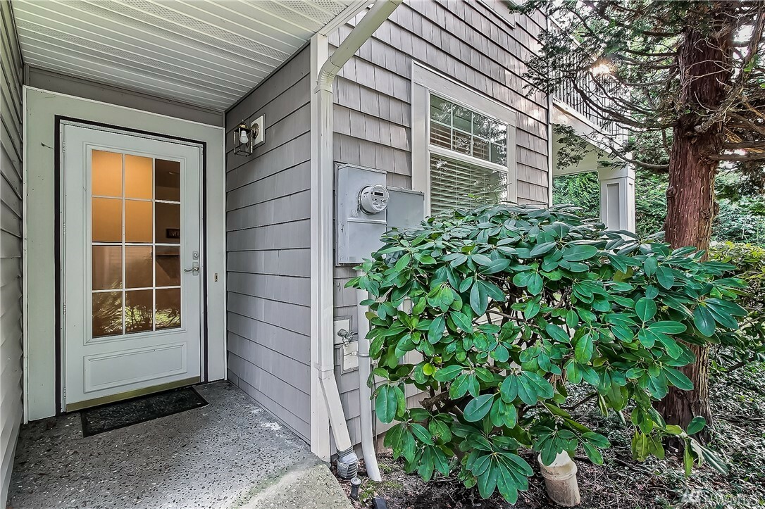 Property Photo: 5923 S 234th St 6 WA 98032