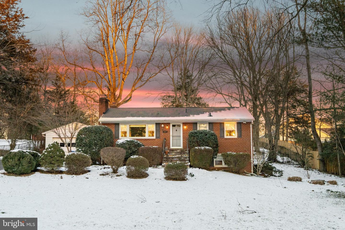 Property Photo: 1637 Hicks Drive VA 22182