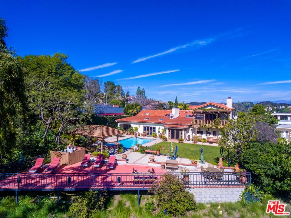 Property Photo:  1363 Stradella Rd  CA 90077