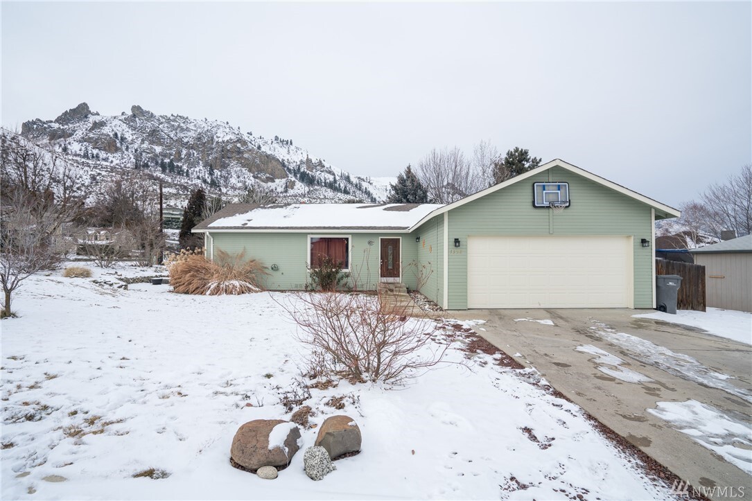 Property Photo:  1352 Oak St  WA 98801 