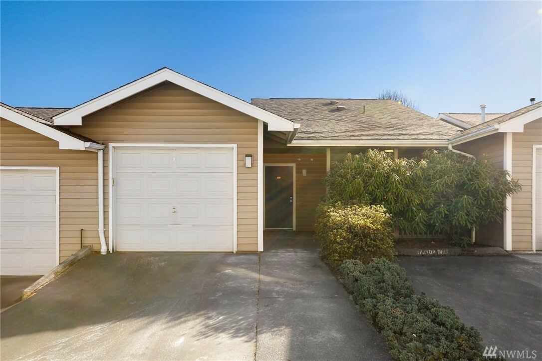 Property Photo:  901 E Marine View Dr 203  WA 98201 