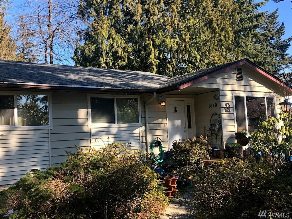 Property Photo:  1808 NE 199th St  WA 98155 