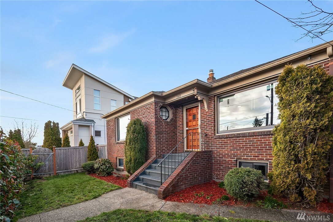 Property Photo:  348 N 104th St  WA 98133 