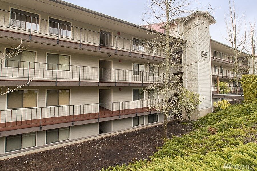 Property Photo:  904 East Bay Dr NE B104  WA 98506 
