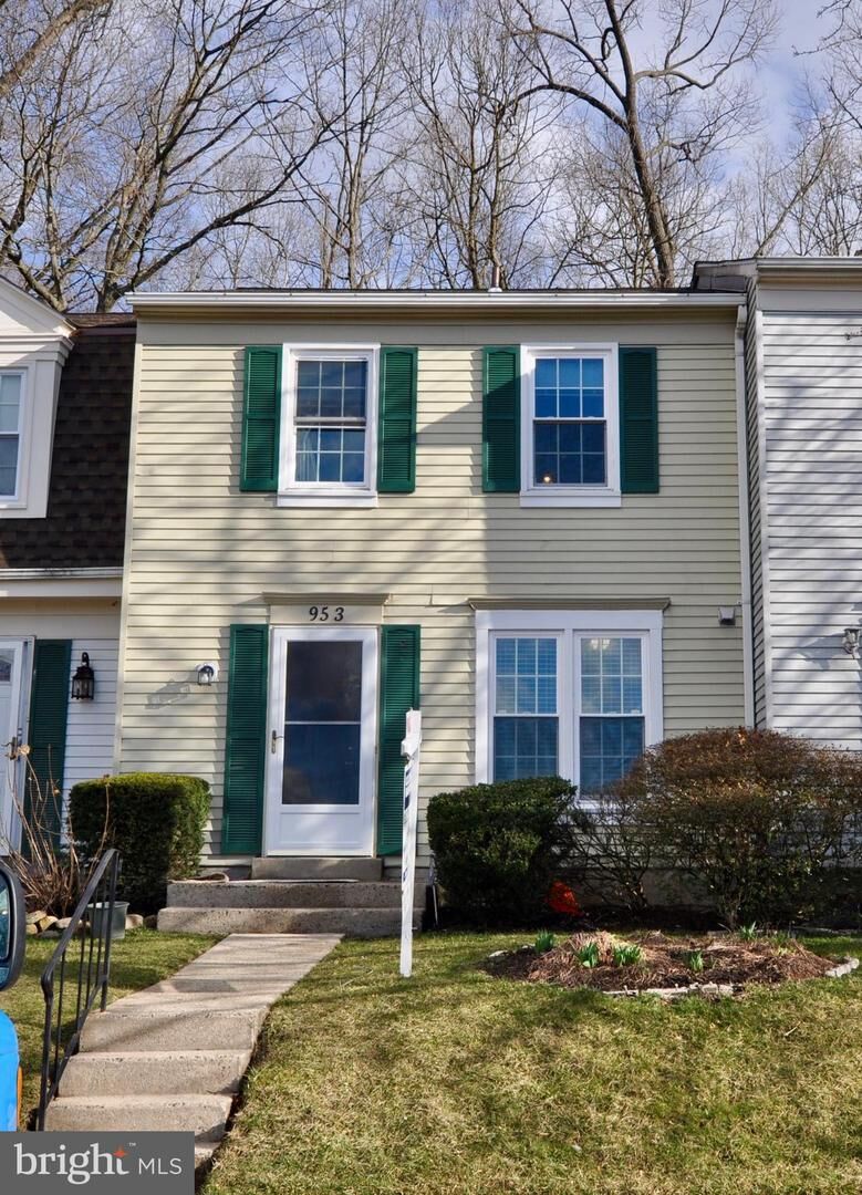 Property Photo: 953 Holborn Court VA 20164