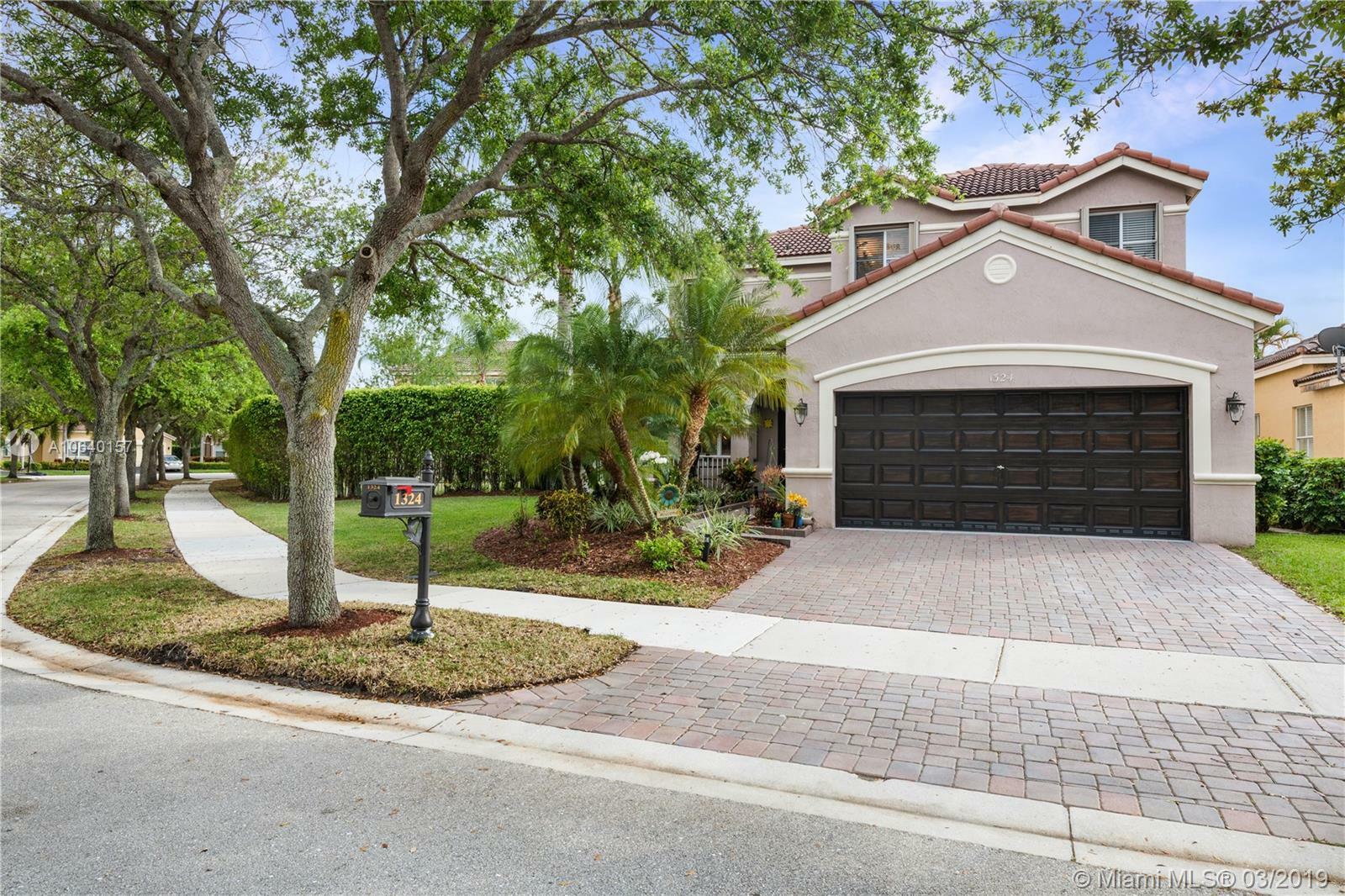 Property Photo:  1324 Banyan Way  FL 33327 