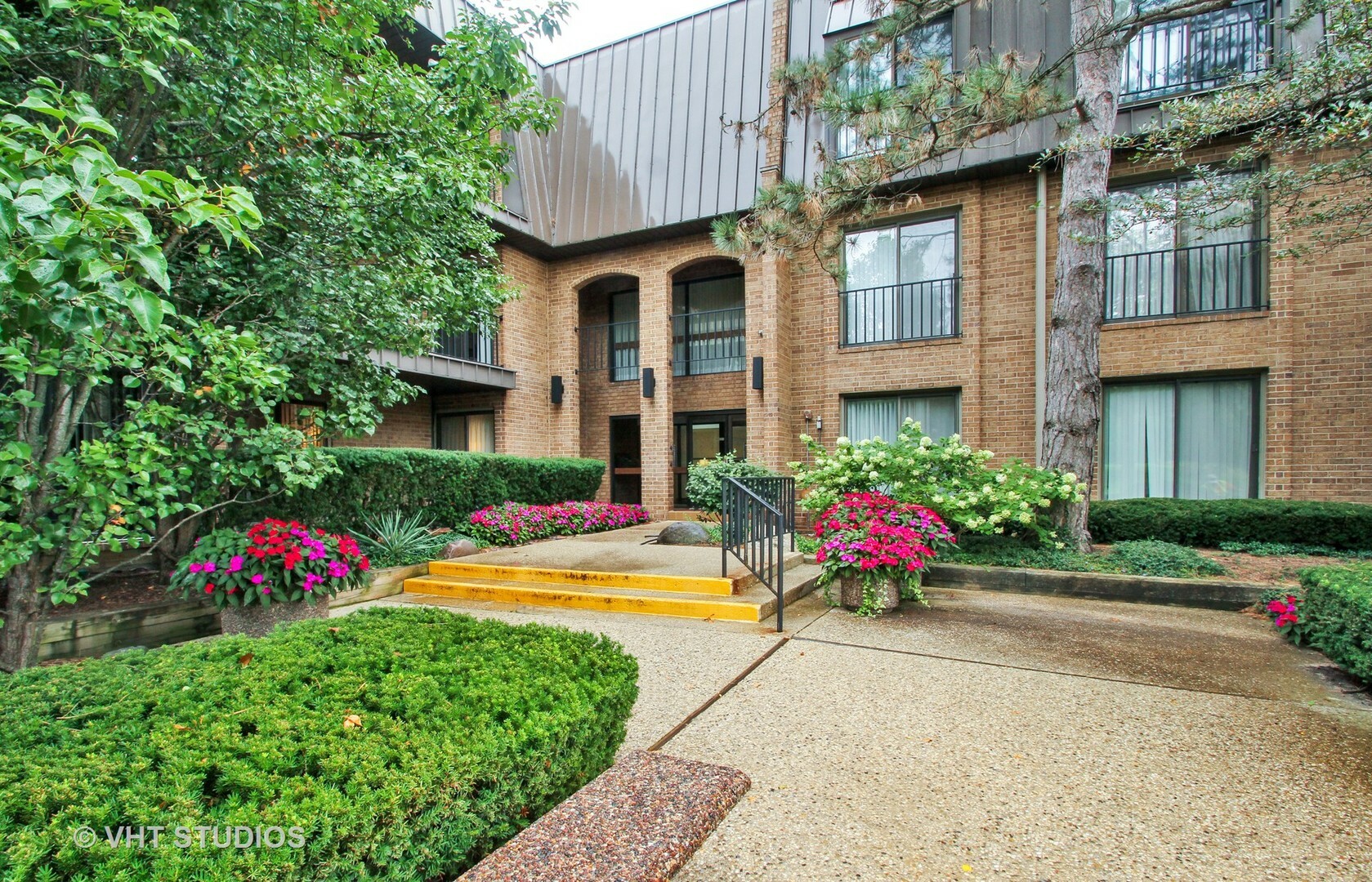 Property Photo:  3 The Court Of Harborside Drive 205  IL 60062 