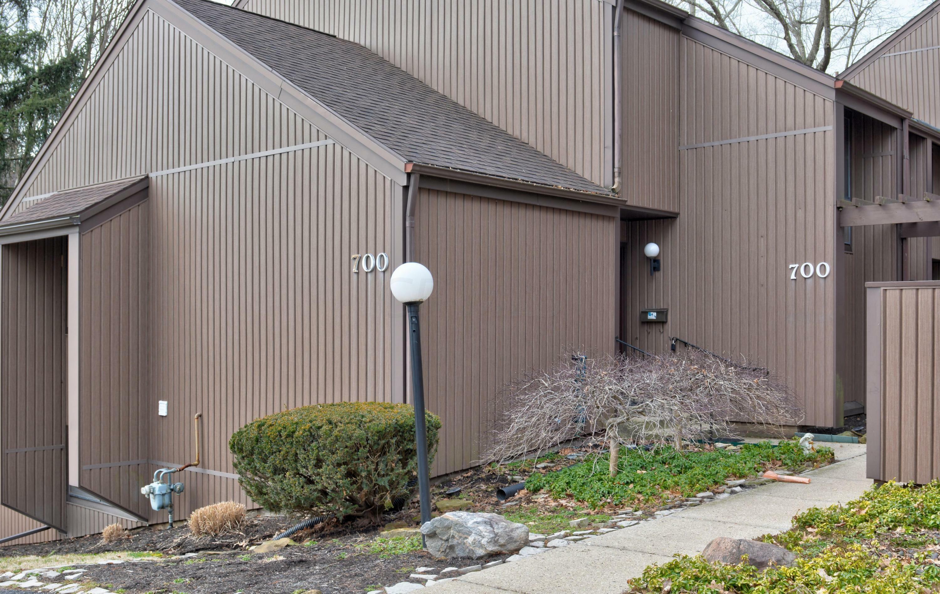 Property Photo:  700 Tall Oaks Drive  OH 43055 