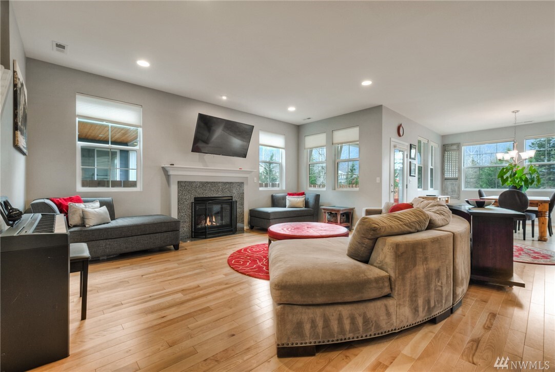 Property Photo: 1042 SE 10th Street WA 98045