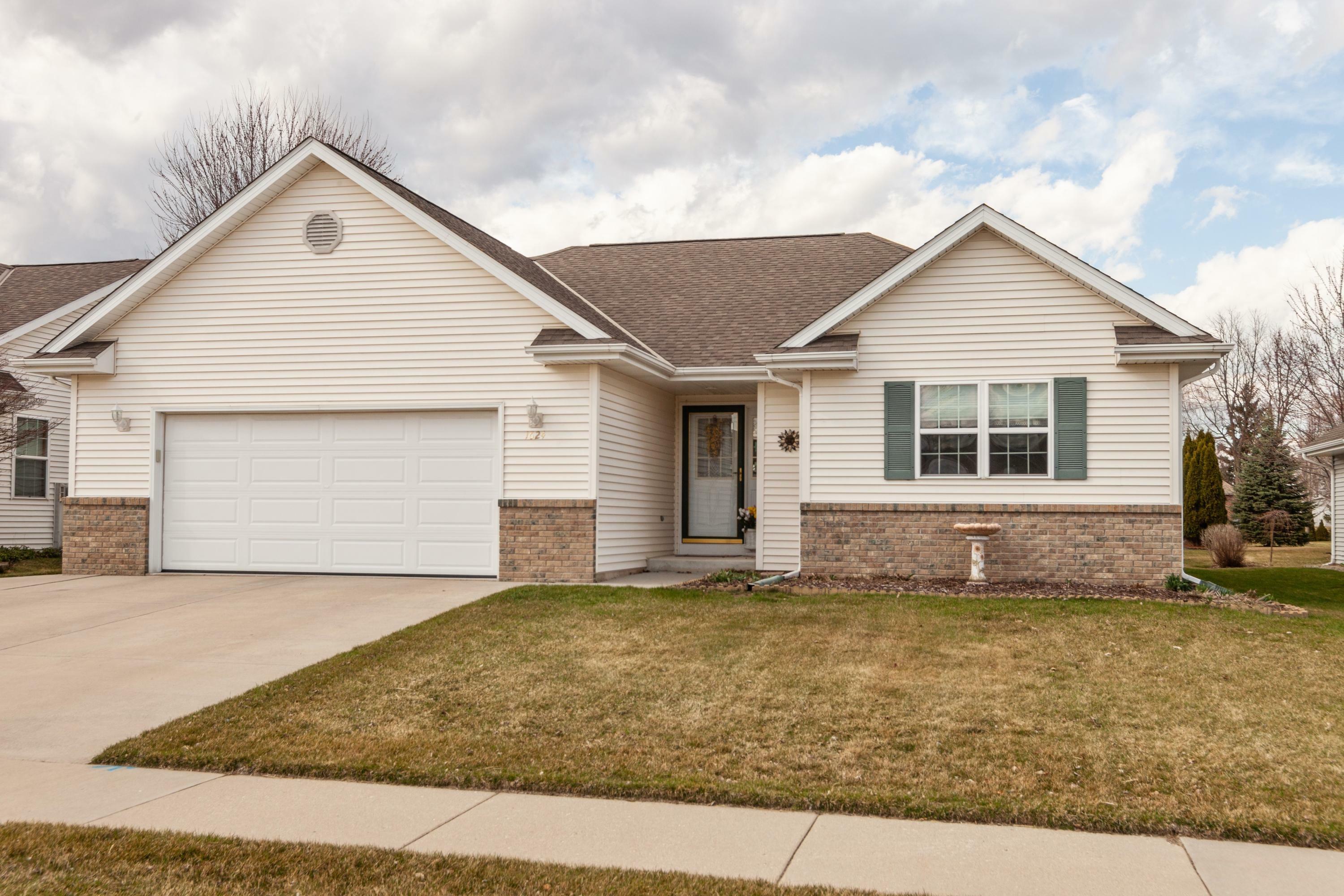 Property Photo:  1624 Elderberry St  WI 53095 