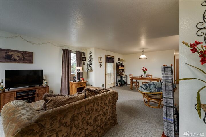 Property Photo:  913 Maple Ave  WA 98257 