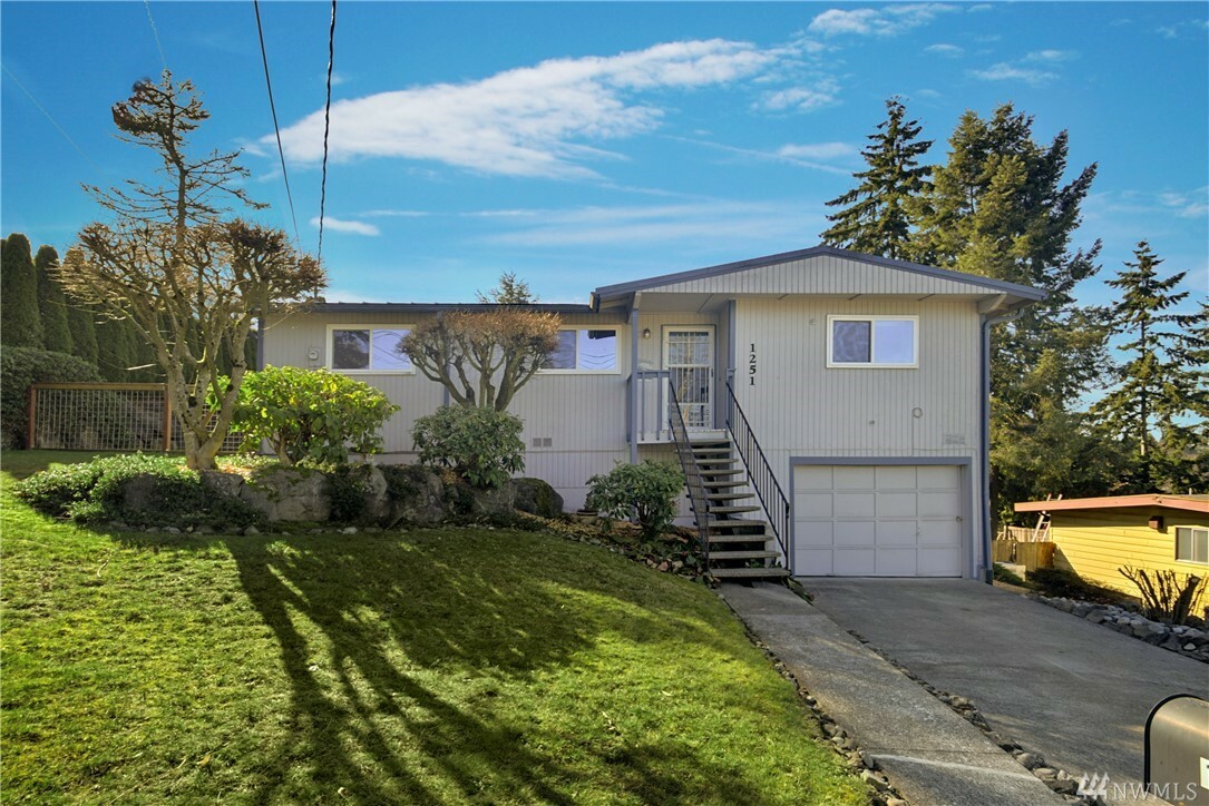 Property Photo:  1251 SW Myrtle St  WA 98106 