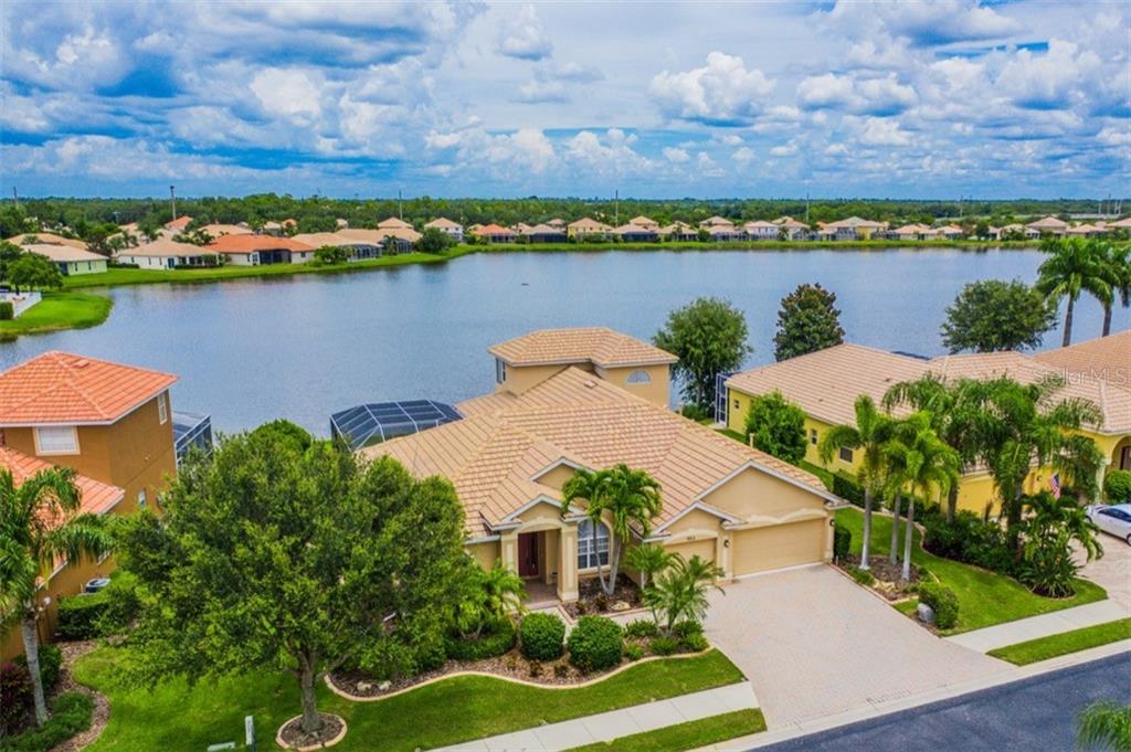 Property Photo: 7012 74th Street Circle E FL 34203