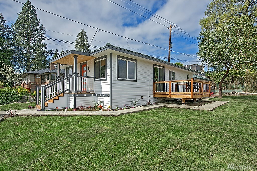 Property Photo:  5108 SW Genesee St  WA 98116 