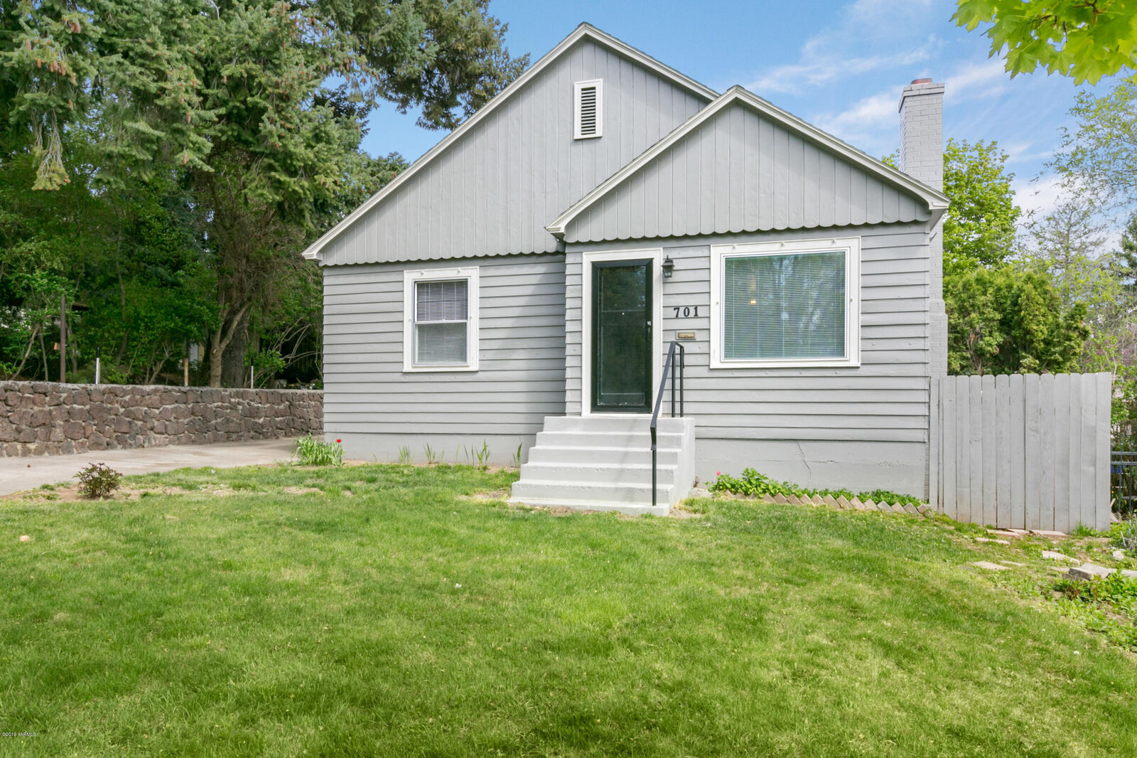 Property Photo: 701 S 25th Ave WA 98902