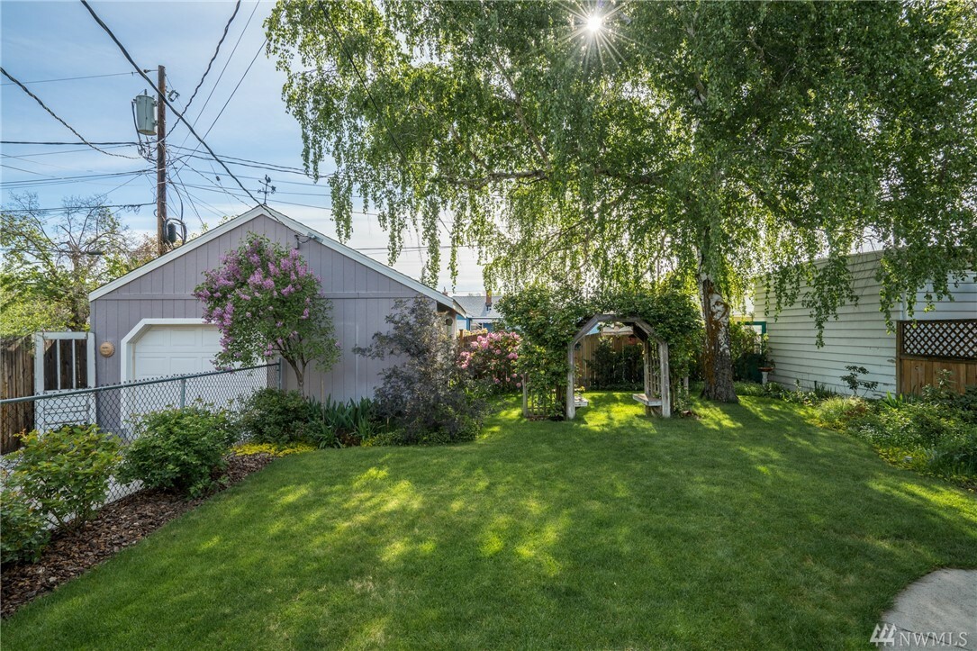 Property Photo:  939 Highland Dr  WA 98801 