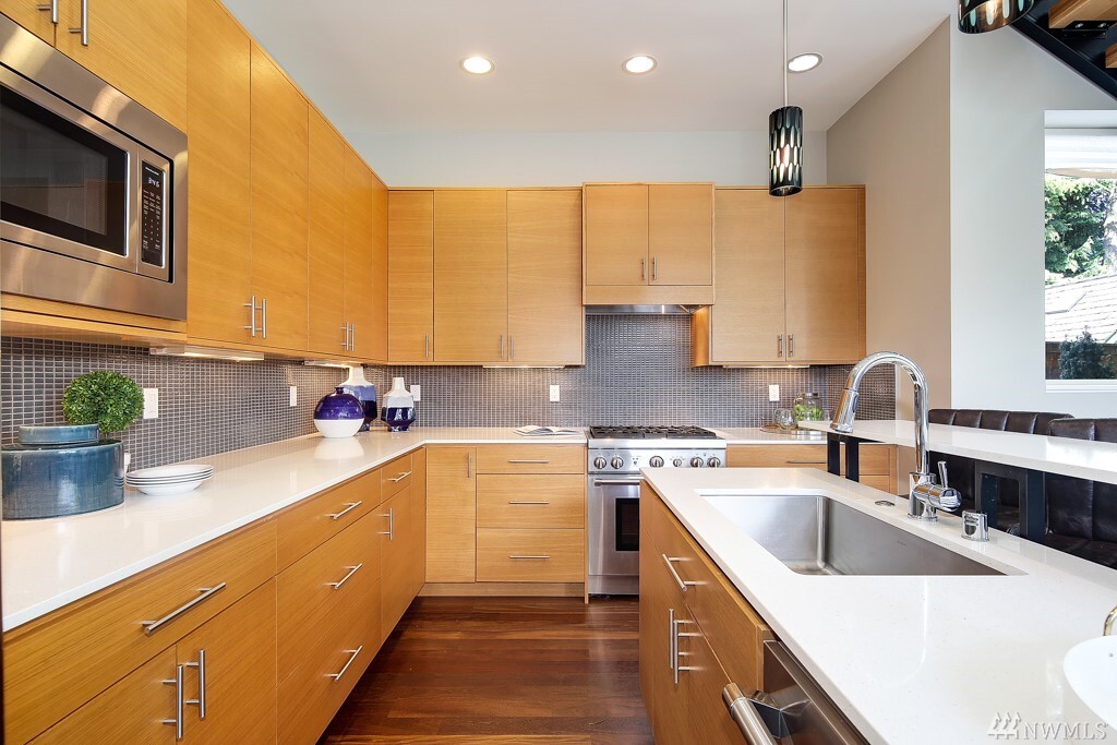 Property Photo: 2750 Belvidere Ave SW WA 98126