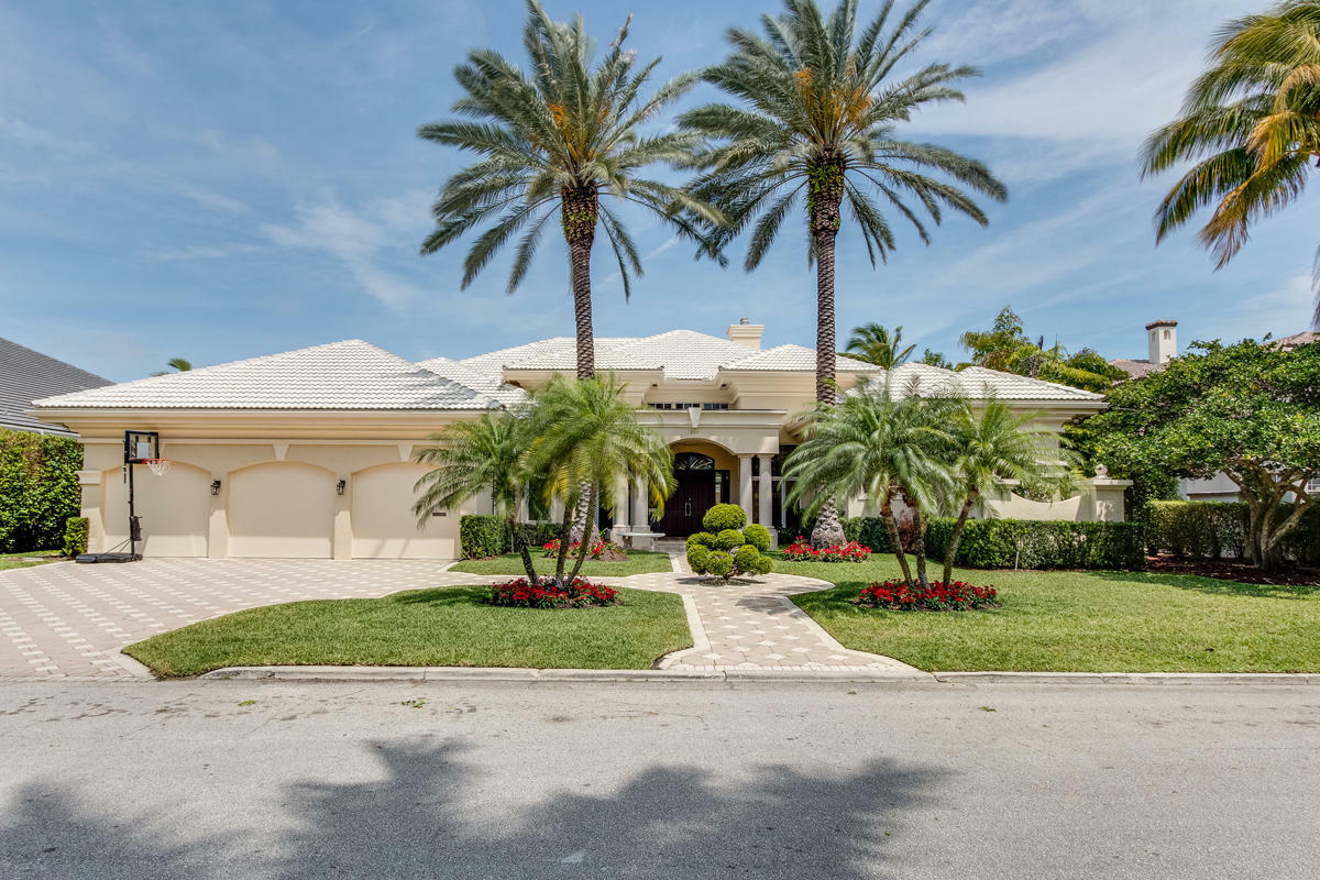 Property Photo:  207 W Coconut Palm Road  FL 33432 