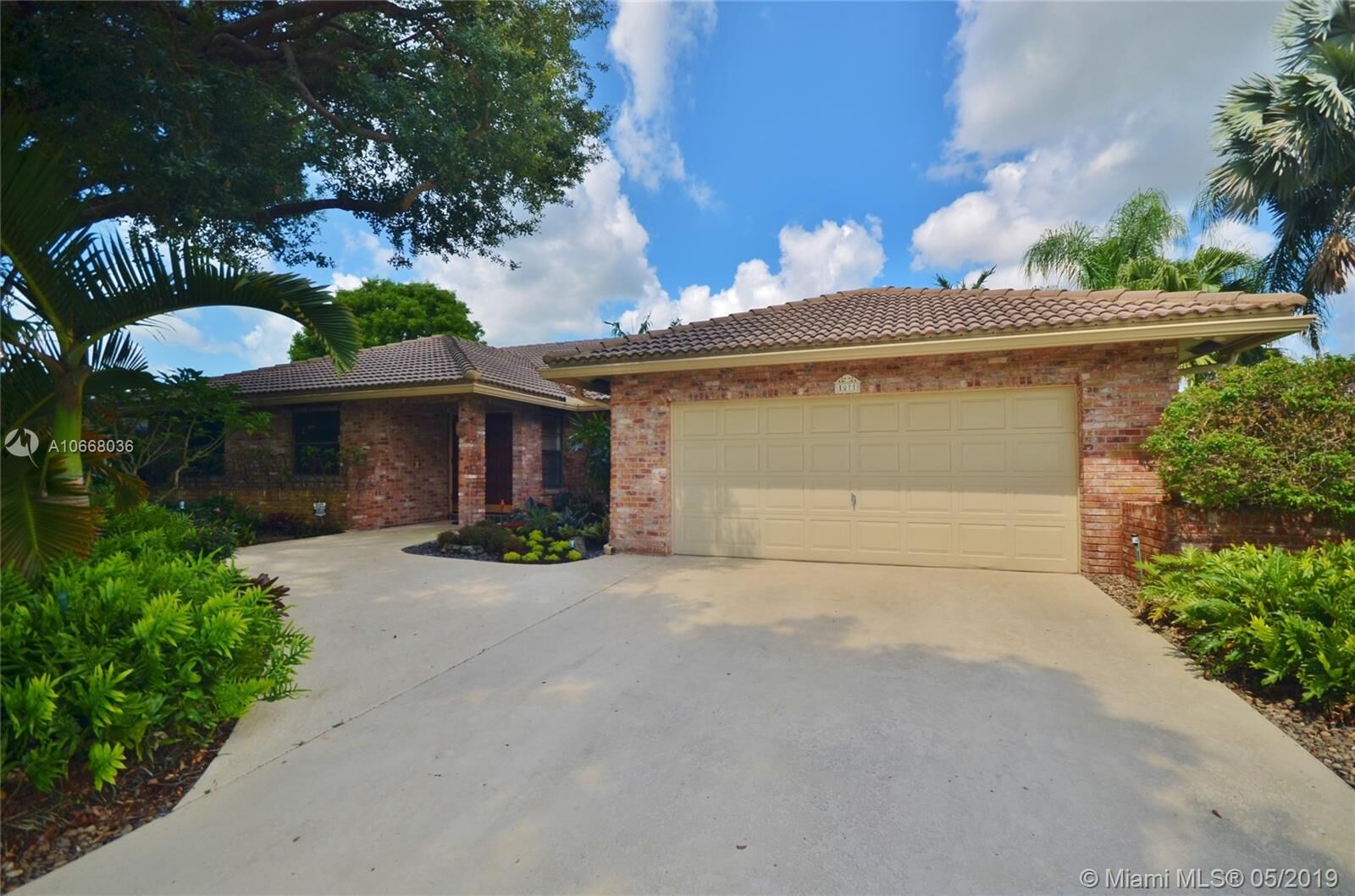 Property Photo: 1011 NW 97th Ave FL 33322