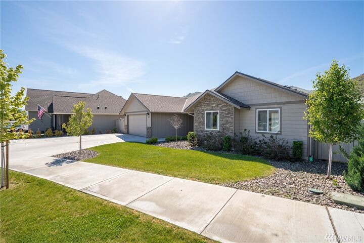 Property Photo:  552 Circle St  WA 98801 