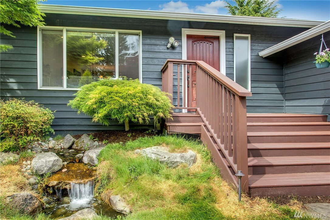 Property Photo:  10620 NE 55th St  WA 98033 