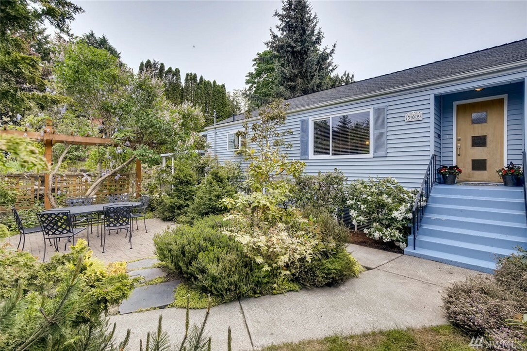 Property Photo:  305 NE 77th St  WA 98115 