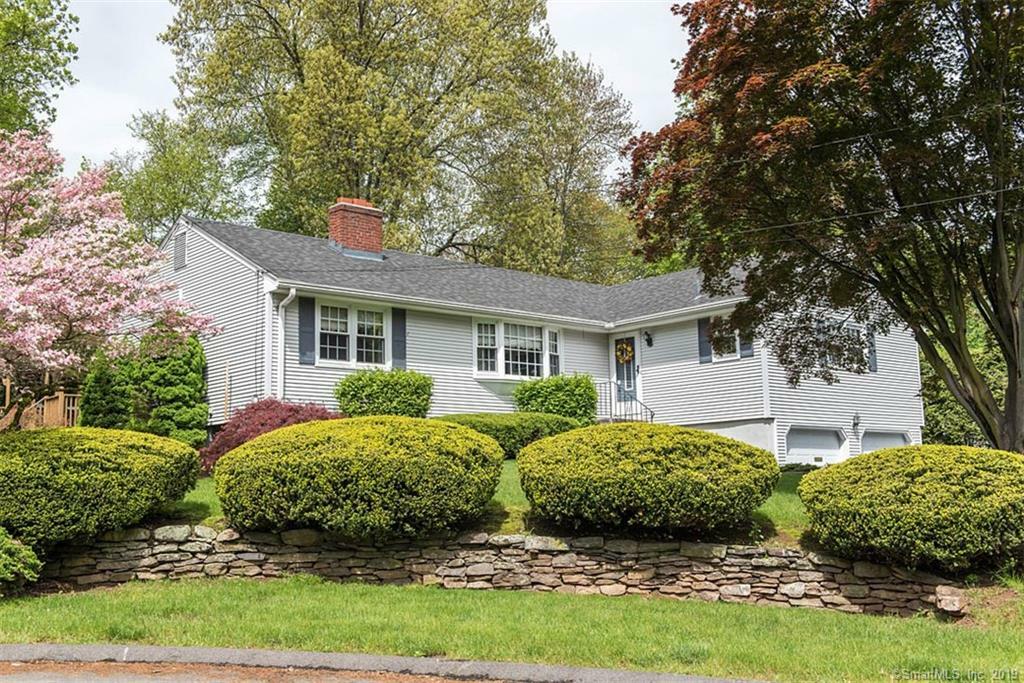 Property Photo:  15 The Cartway  CT 06109 
