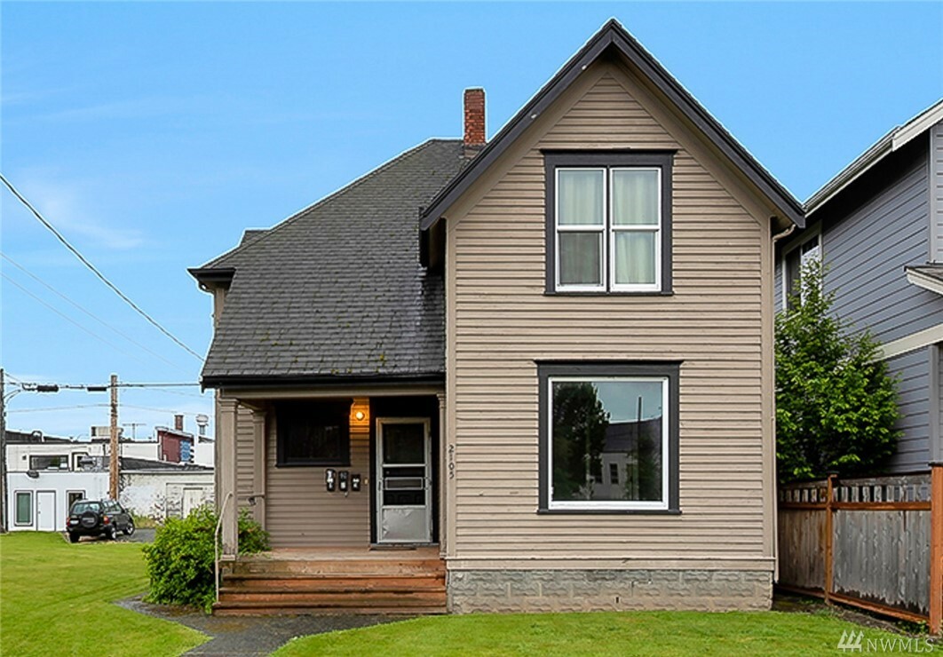 Property Photo:  2105 Broadway St  WA 98225 