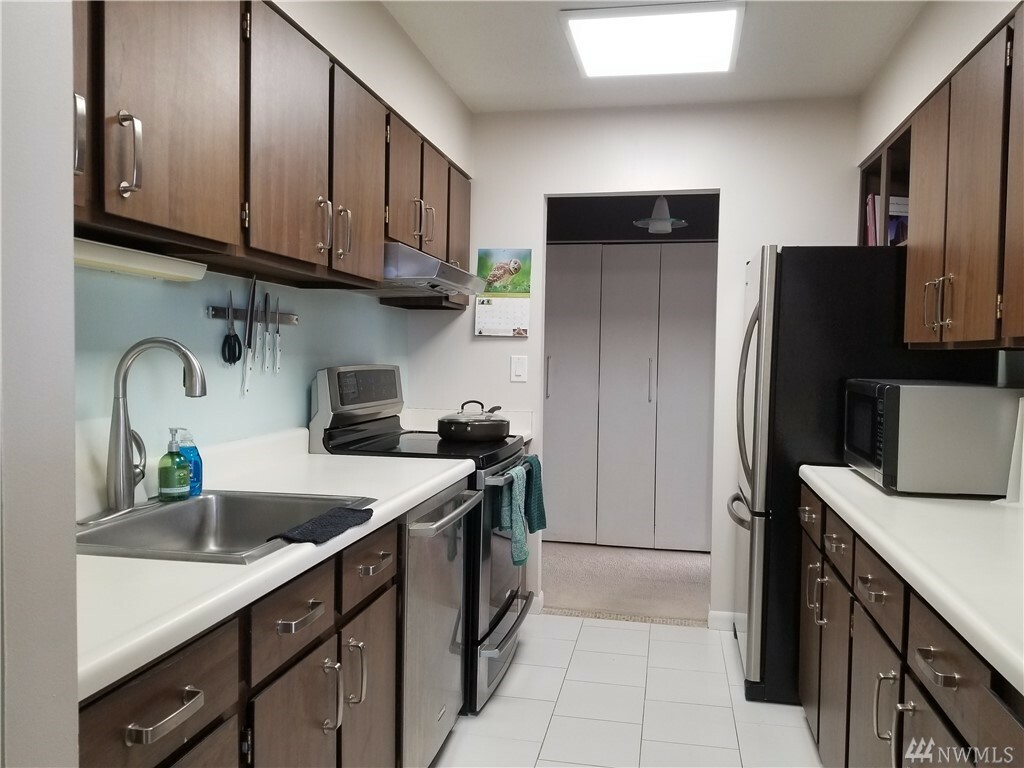 Property Photo: 4540 8th Ave NE 1102 WA 98105