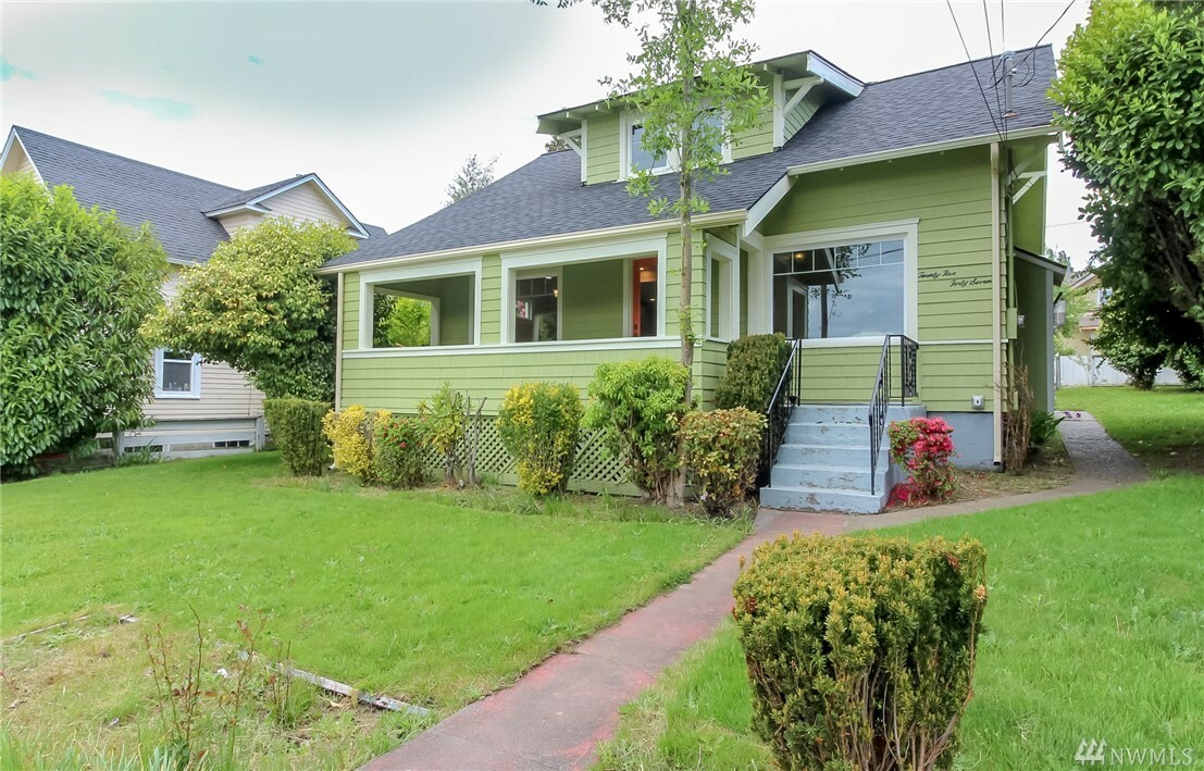 Property Photo:  2547 Locust Ave W  WA 98466 