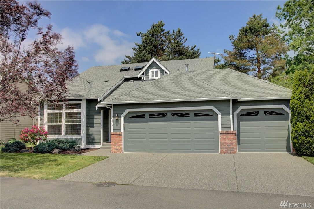 Property Photo:  4006 NE 18th St  WA 98056 