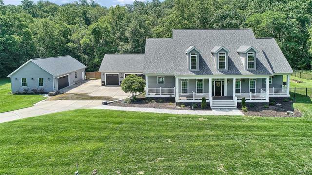 Property Photo: 912 Hawthorn Creek 63028