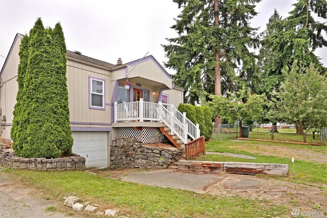 Property Photo:  3110 18th St  WA 98201 