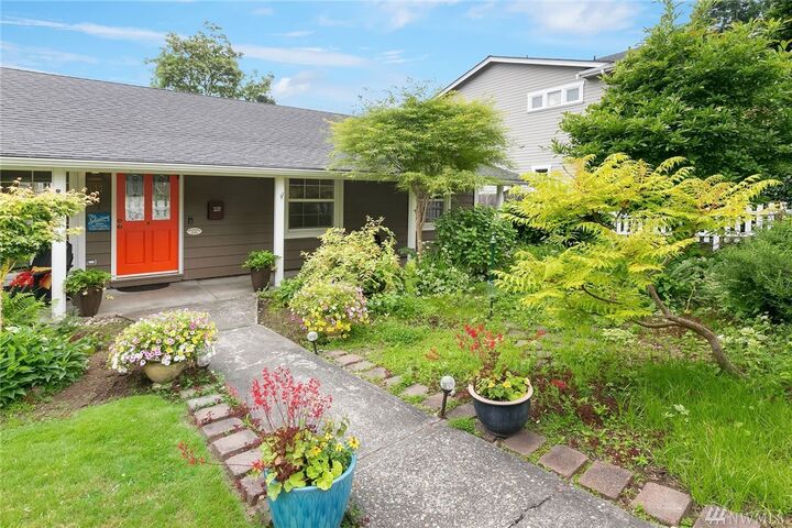 Property Photo:  411 10th Ave  WA 98033 