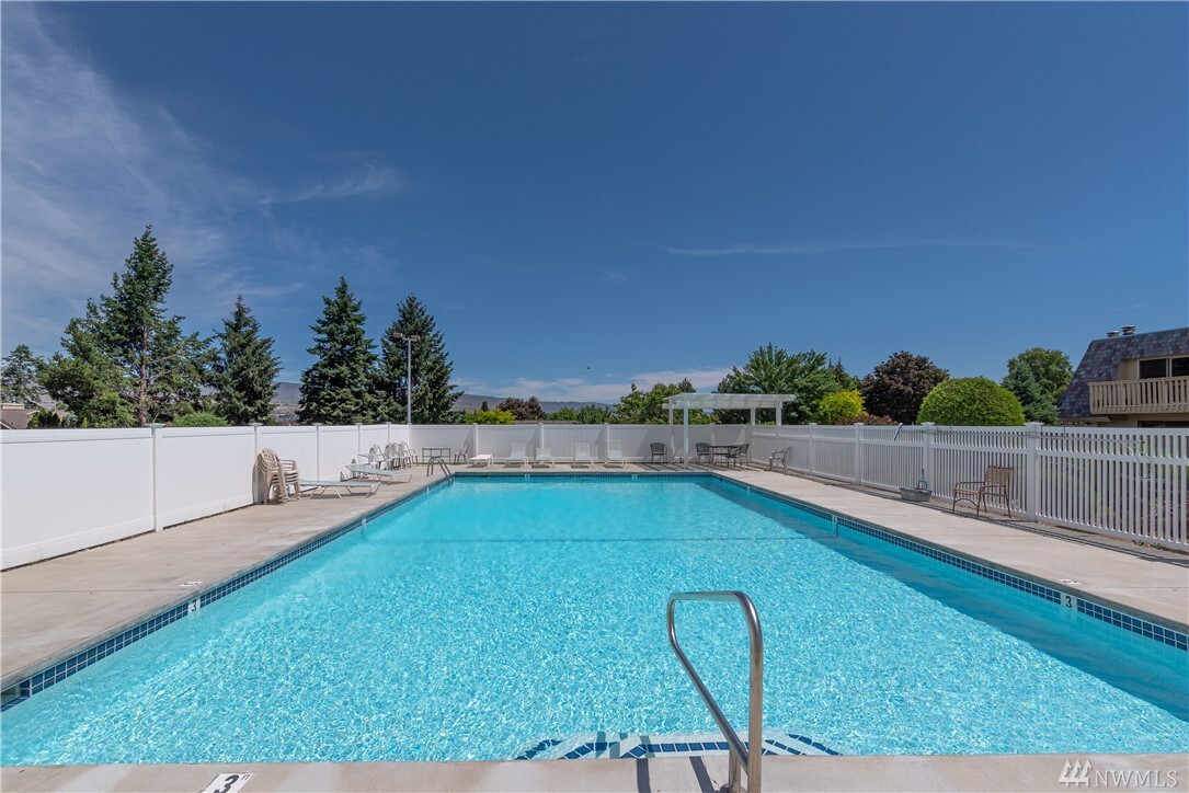 Property Photo: 1535 Castlerock Ave 21 WA 98801