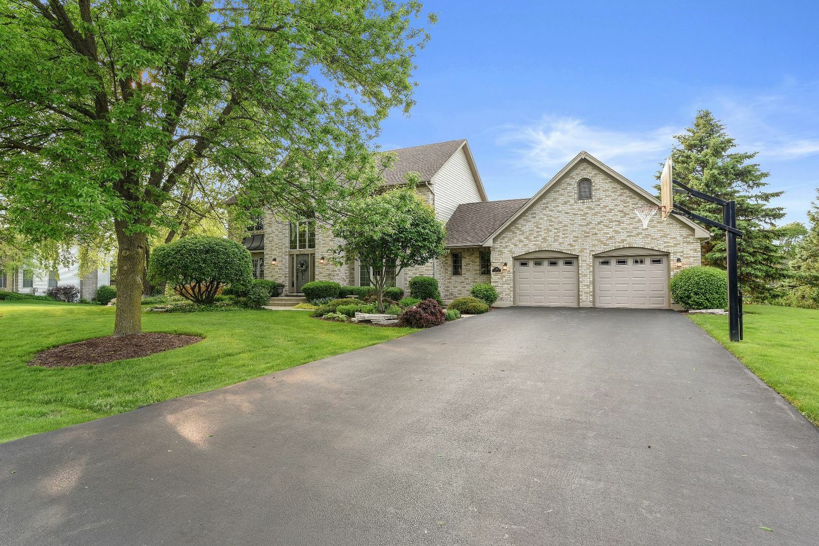 Property Photo: 204 Darien Lane IL 60118