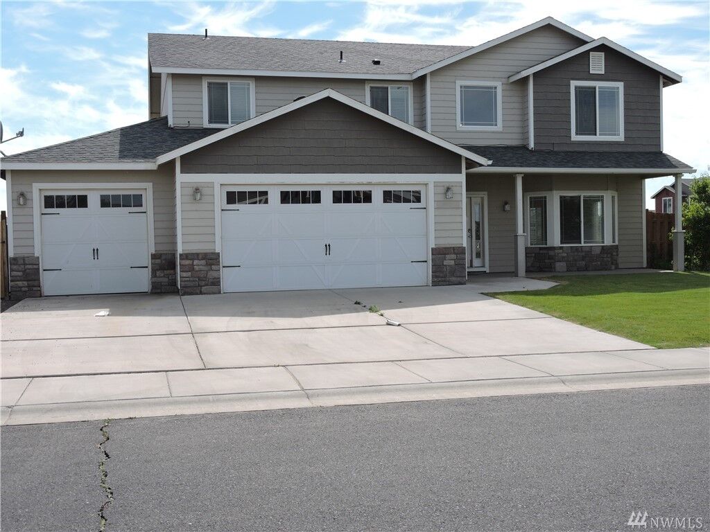 Property Photo:  802 NE Country Ave  WA 98848 