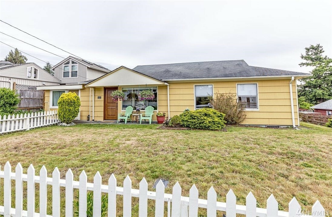 Property Photo:  819 S Street  WA 98368 