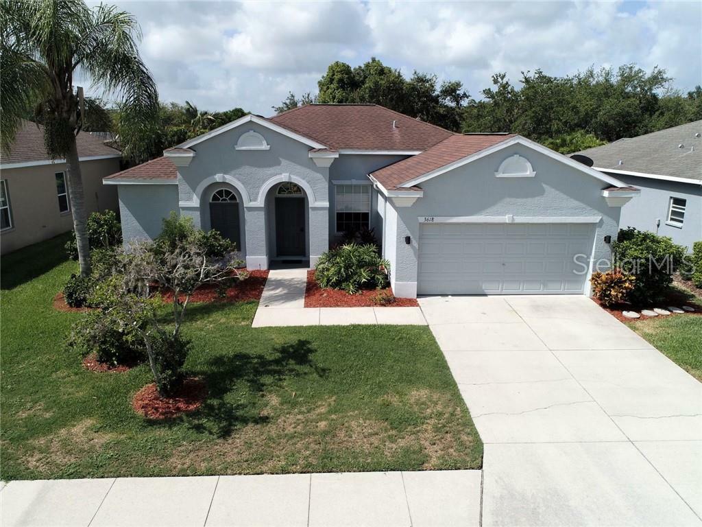 Property Photo: 3618 4th Avenue NE FL 34208