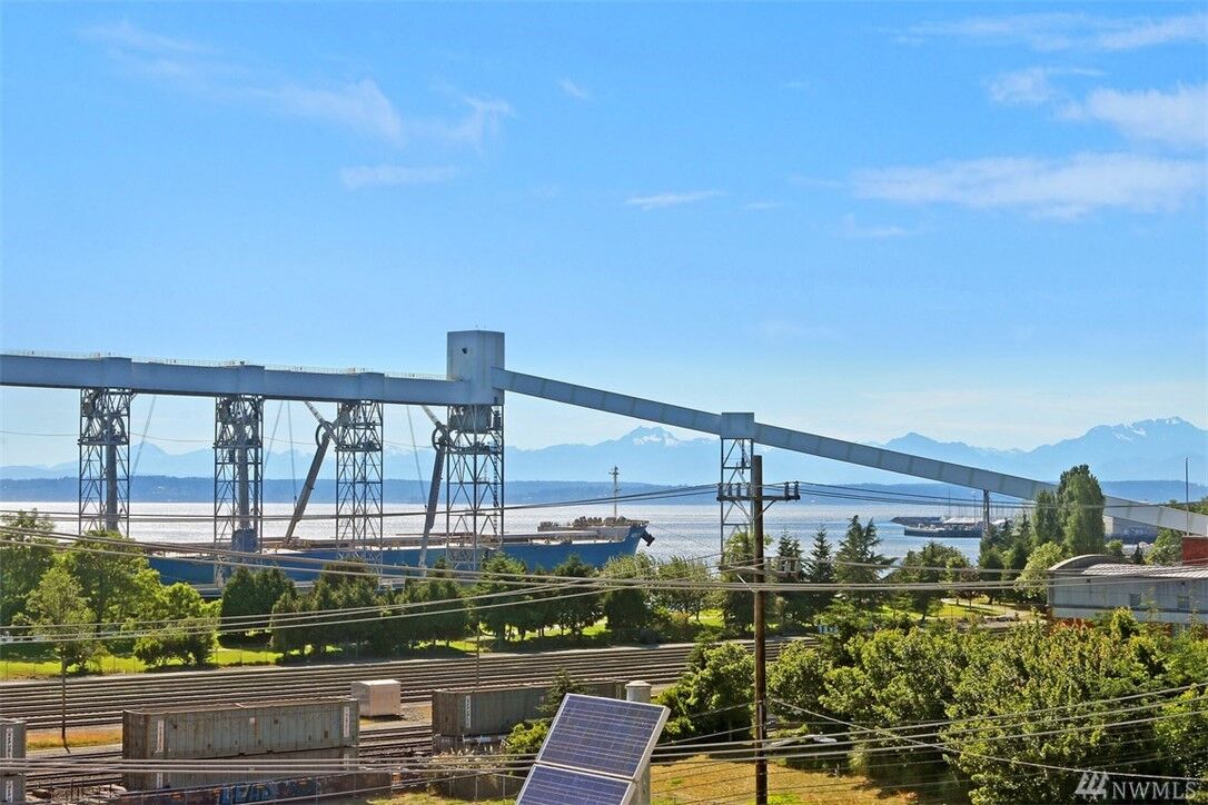 Property Photo:  524 6th Ave W 310  WA 98119 