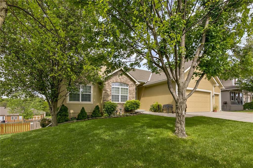 Property Photo:  902 Englewood Drive  MO 64060 