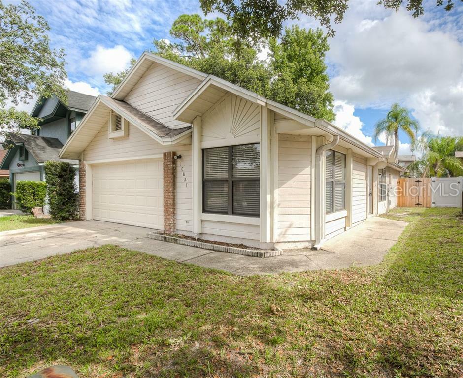 Property Photo:  10027 Creekwater Boulevard  FL 32825 