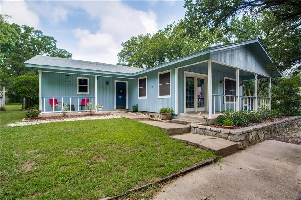 Property Photo:  1424 E Seneca Court  TX 76048 