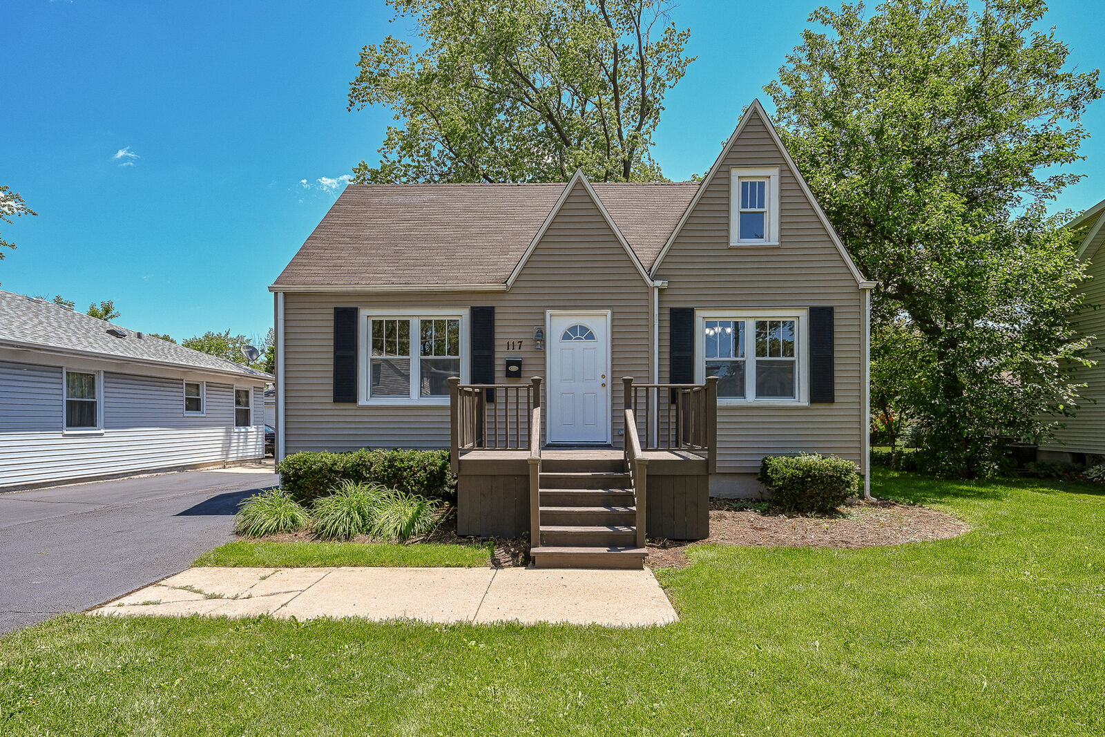 Property Photo: 117 North Prater Avenue IL 60164